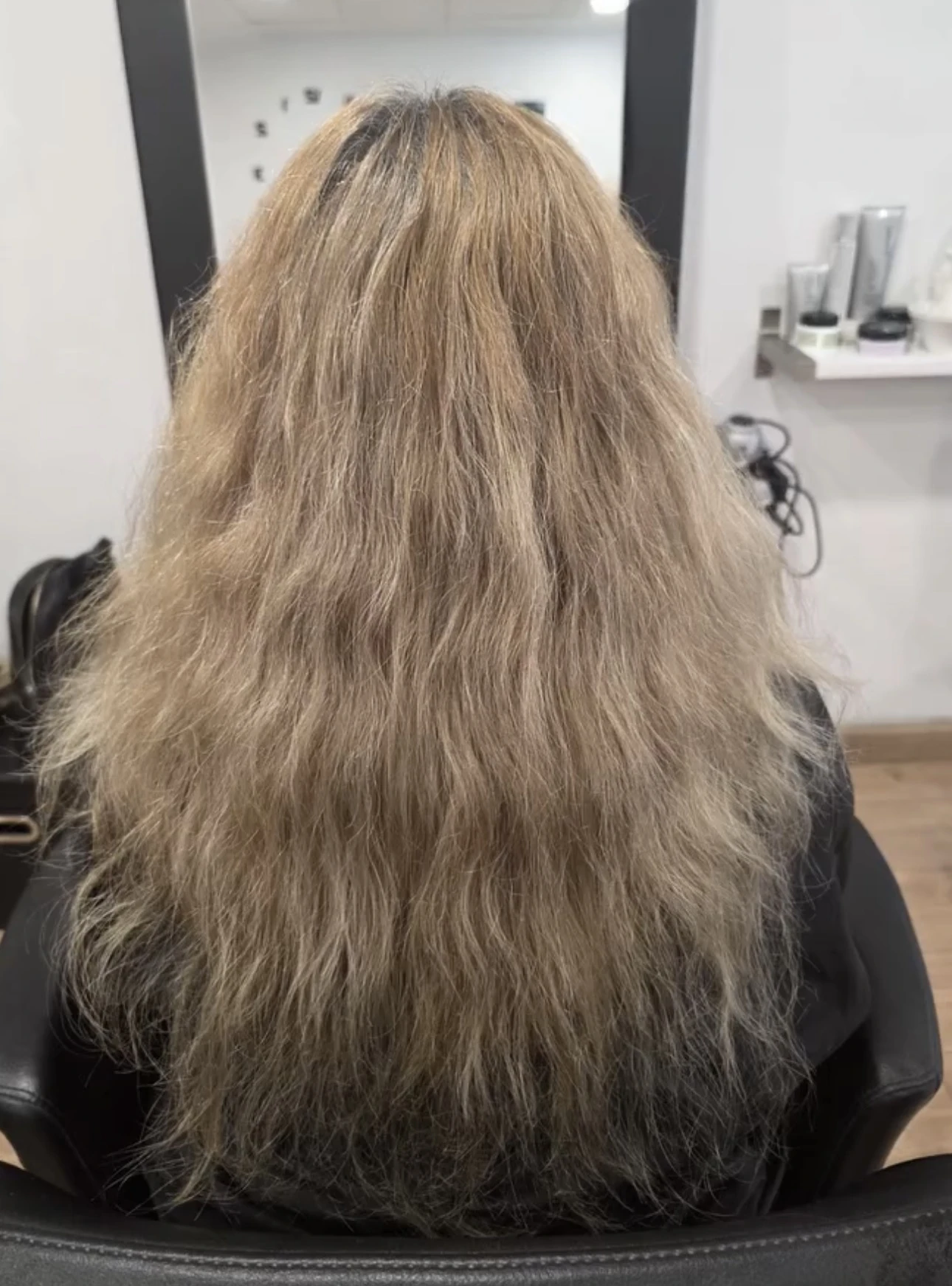 Antes: cabello ondulado sin forma