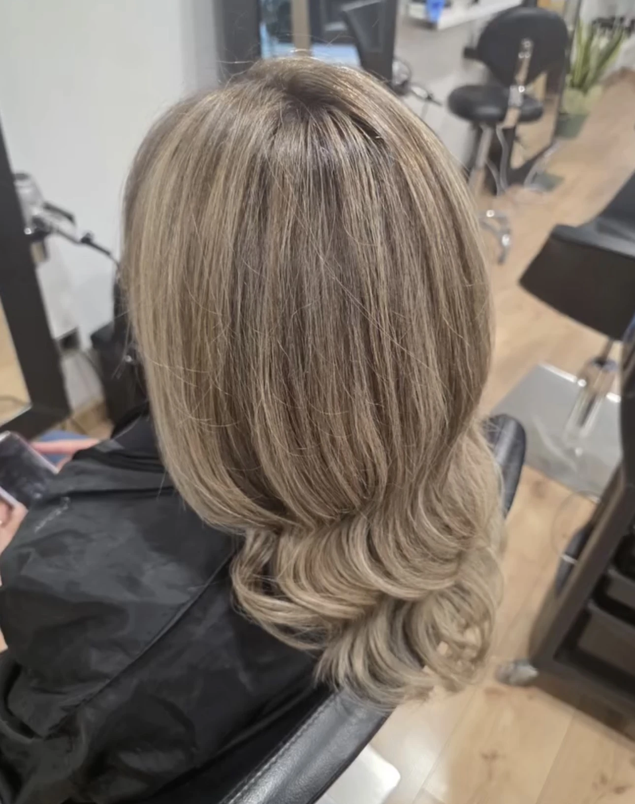 Mechas y balayage rubio ceniza
