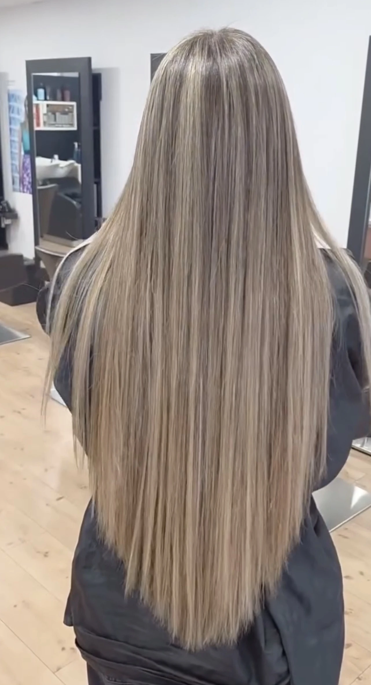 Cabello largo con mechas rubias y acabado liso, resultado en E2 Estilistes