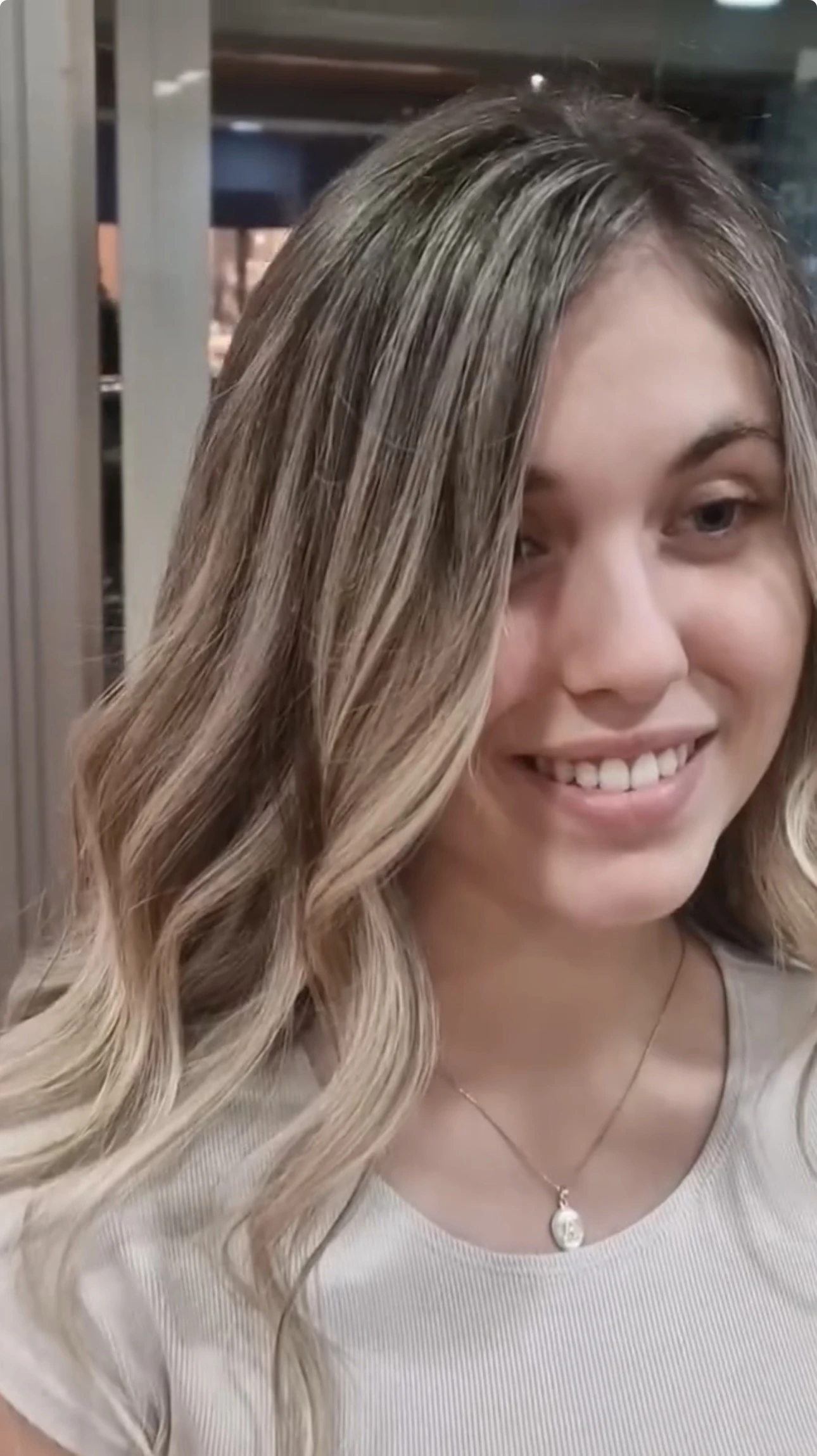 Balayage rubio con ondas suaves, resultado en E2 Estilistes
