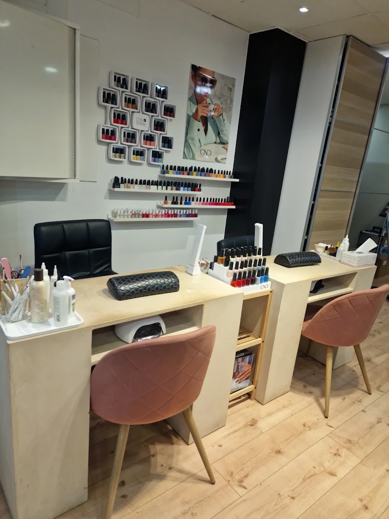 Zona de pedicura con sillones rosas