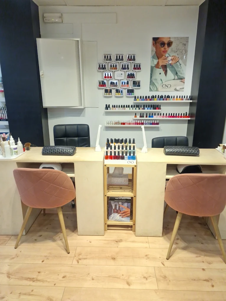 Mesas de manicura con colección de esmaltes