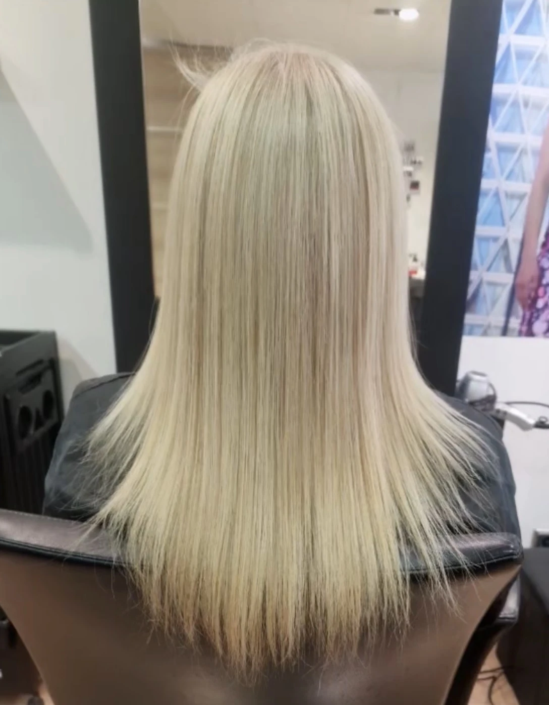 Cabello rubio liso y brillante tras keratina