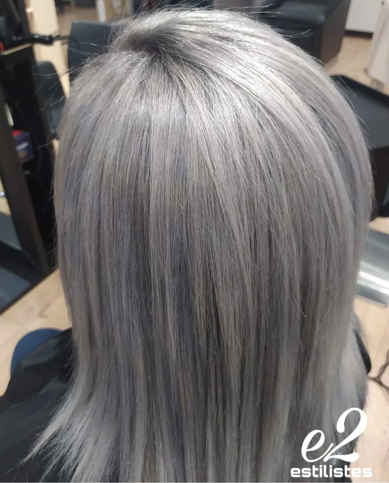Cabello gris plata liso y brillante